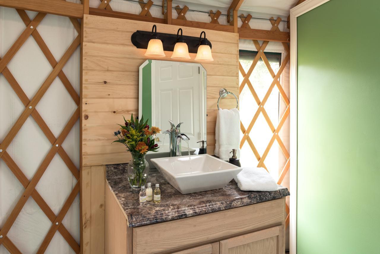 Yale Manor B&B&Yurt Glamping Bagian luar foto