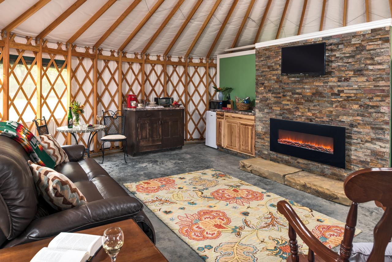 Yale Manor B&B&Yurt Glamping Bagian luar foto