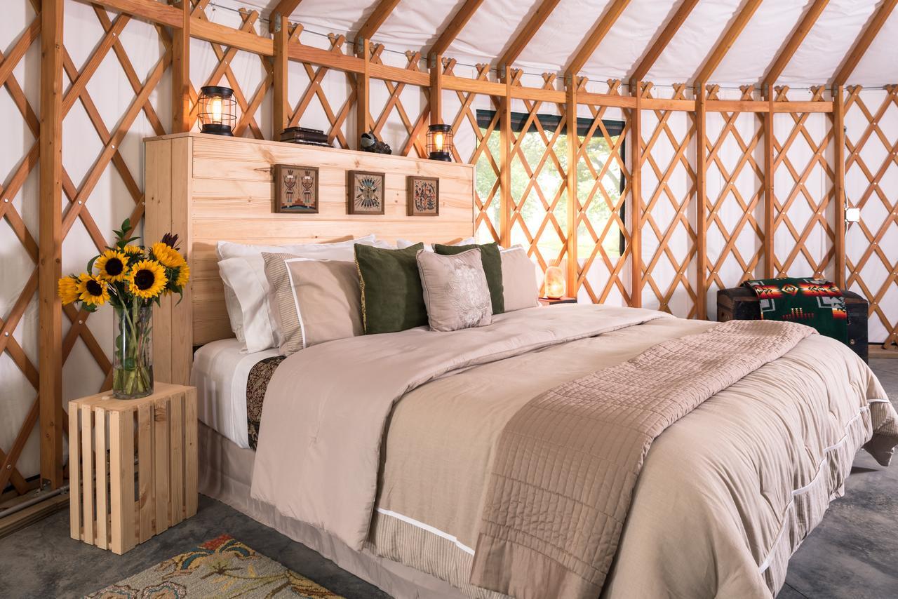 Yale Manor B&B&Yurt Glamping Bagian luar foto