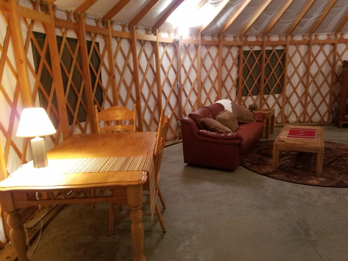 Yale Manor B&B&Yurt Glamping Bagian luar foto