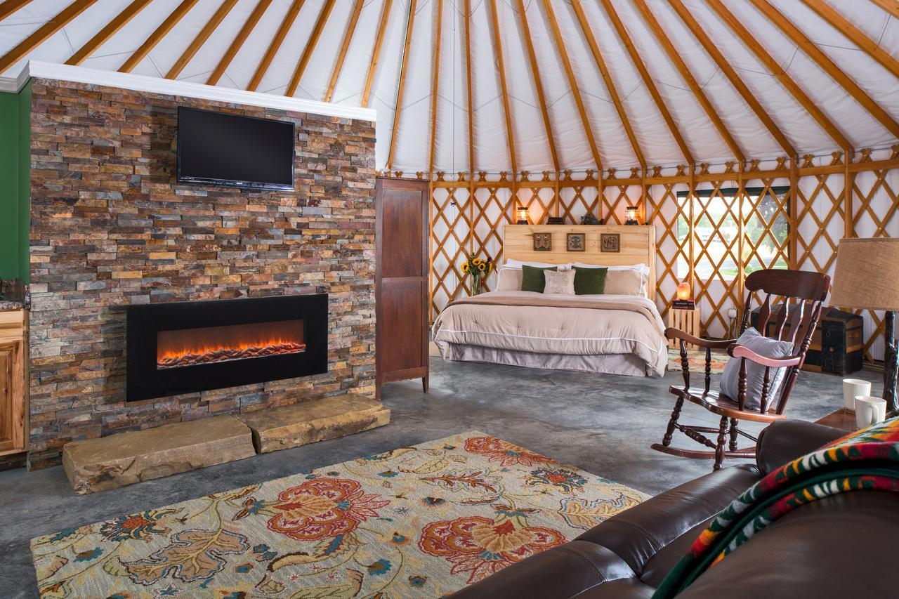 Yale Manor B&B&Yurt Glamping Bagian luar foto