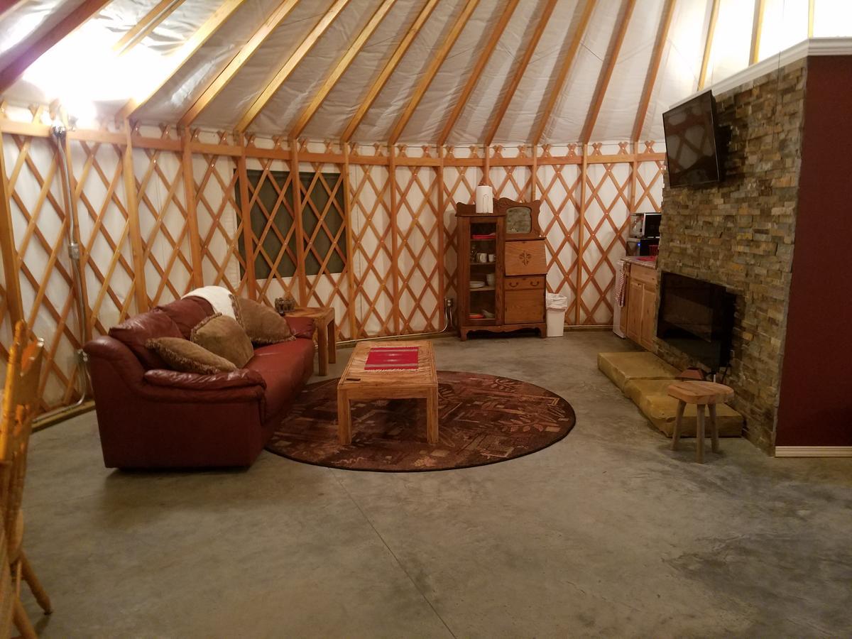 Yale Manor B&B&Yurt Glamping Bagian luar foto