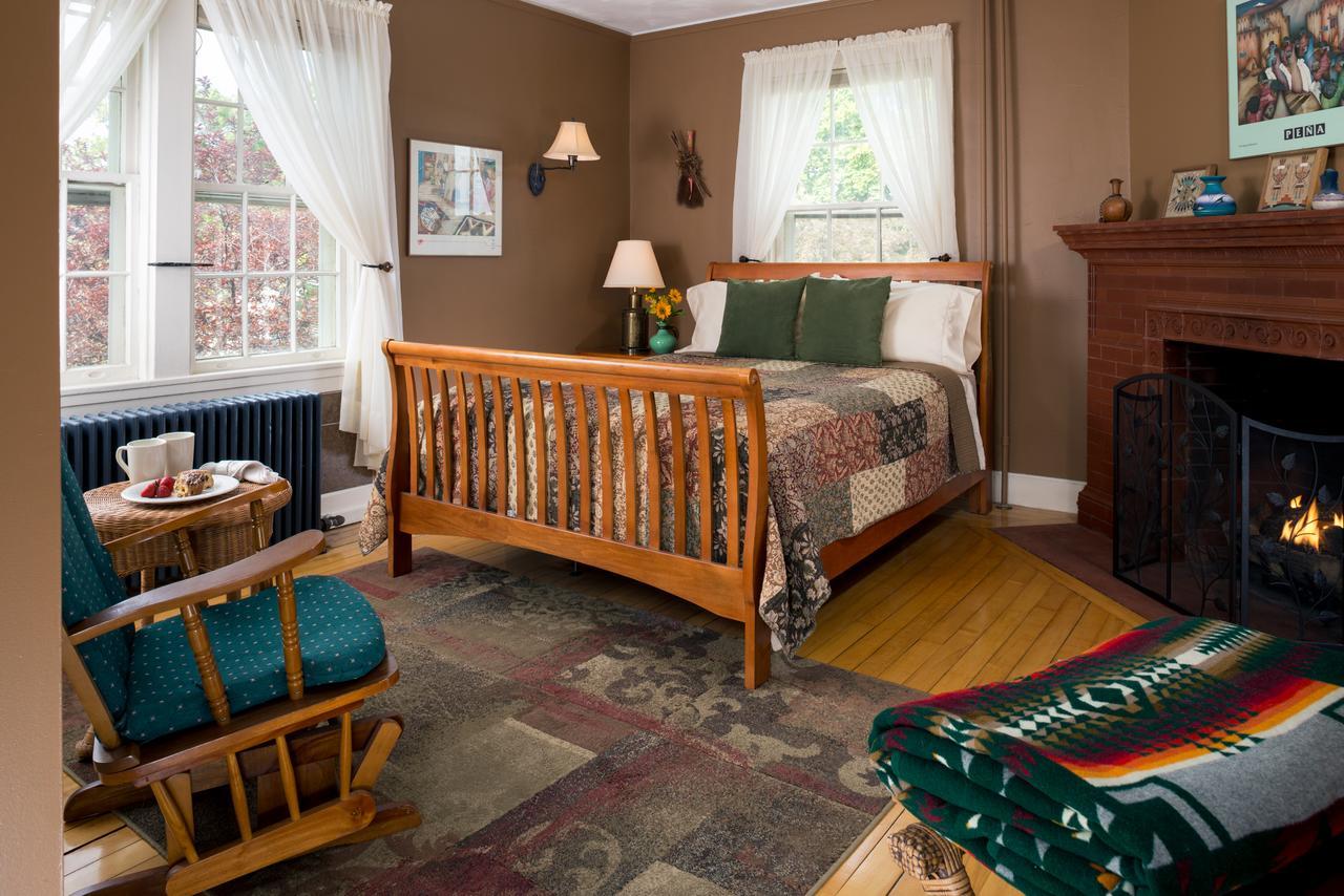 Yale Manor B&B&Yurt Glamping Bagian luar foto
