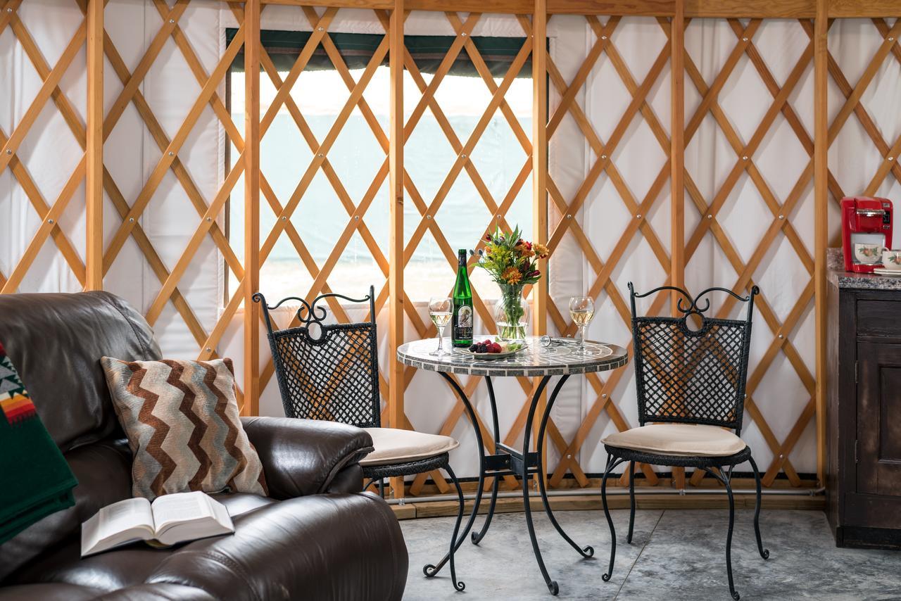Yale Manor B&B&Yurt Glamping Bagian luar foto